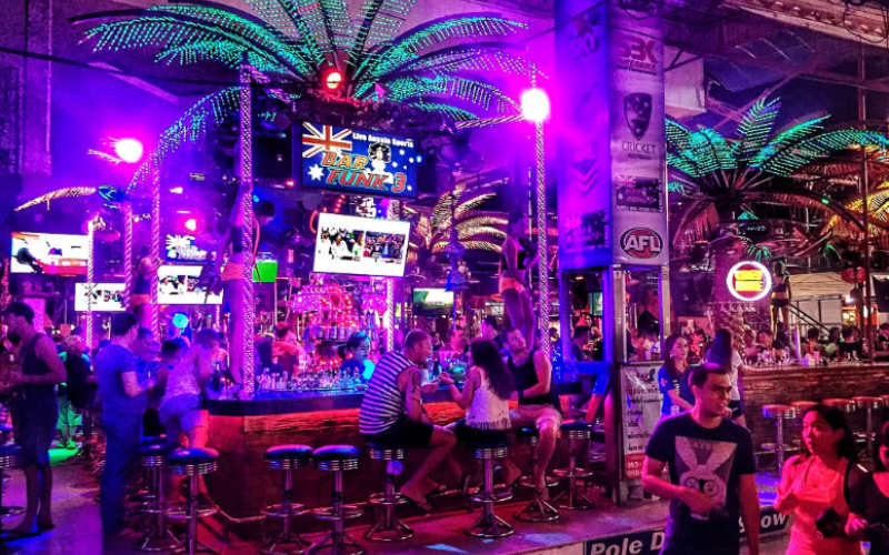 Explore bares e viva a noite de Phuket