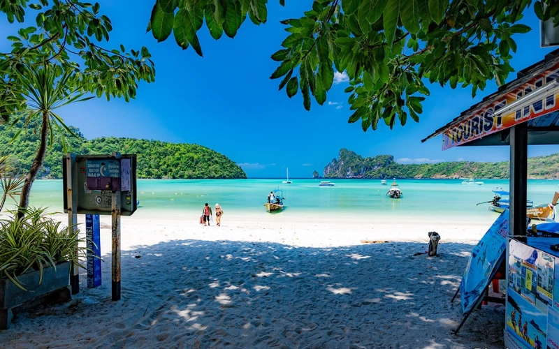 Loh Dalum Bay anima com festas de praia