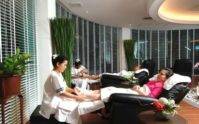 Massagens relaxam corpo em clima sereno