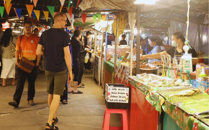 Mercado Noturno Krabi mistura sabores e vida