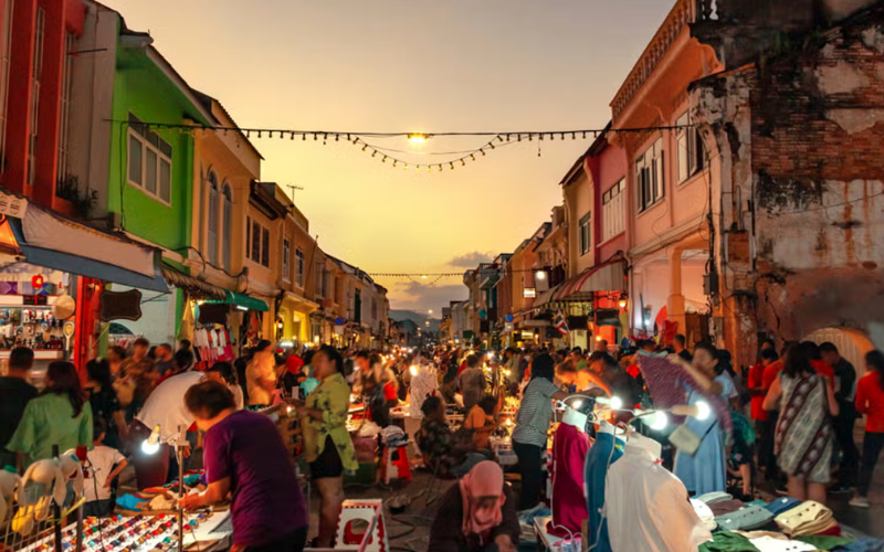 Mercados noturnos misturam cultura e sabor