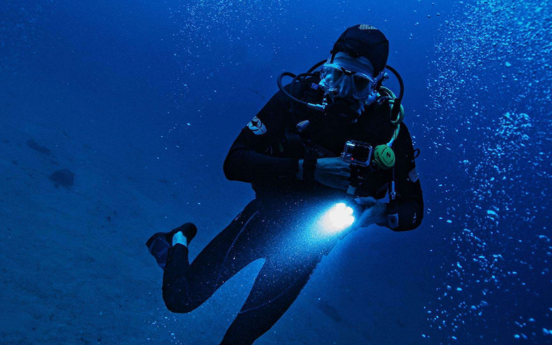 Mergulho noturno traz emoção e adrenalina