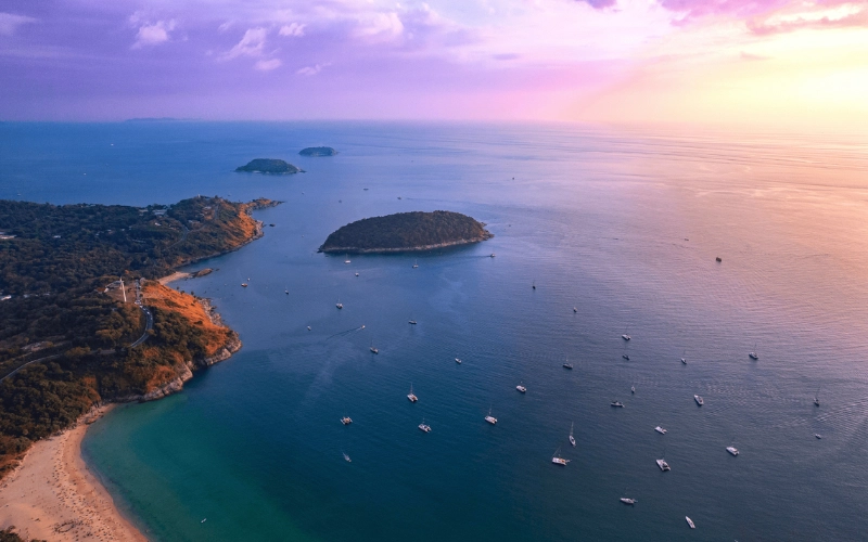Nai Harn é praia calma e serena em Phuket