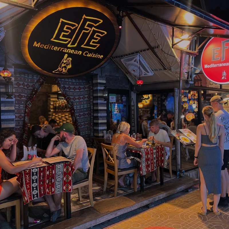 Phi Phi serve cozinha global em menor escala