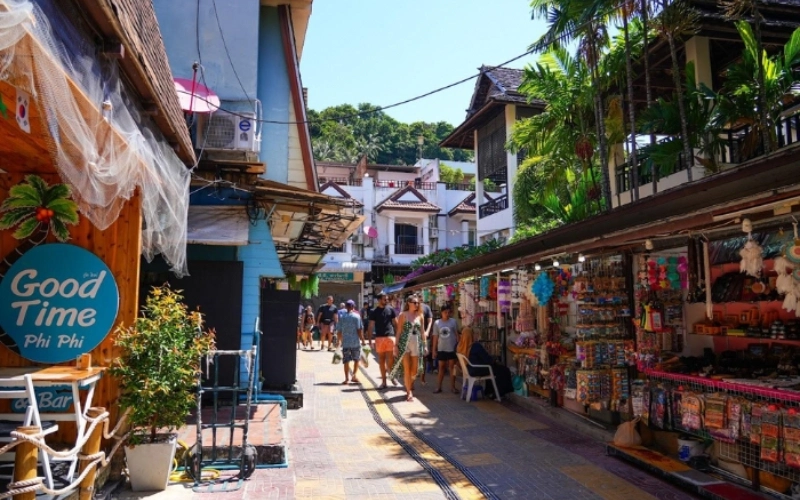 Phi Phi tem lojas pequenas de roupas e lembranças