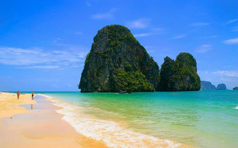 Phra Nang tem falésias caverna sagrada e águas lindas