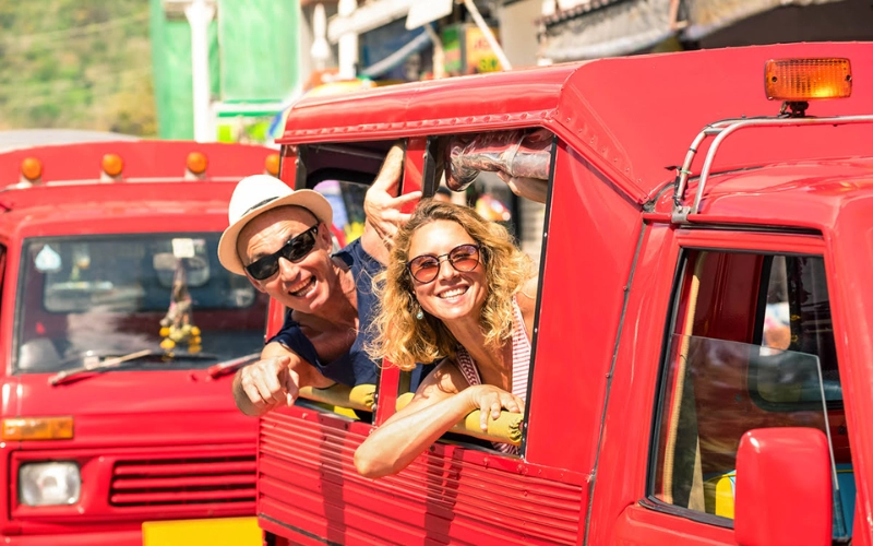 Phuket tem muitos Songthaews como transporte