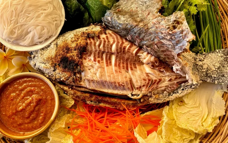 Pla Pao é peixe inteiro grelhado com ervas tailandês