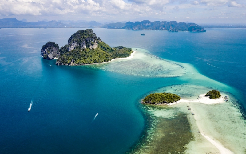Poda Island encanta com praia longa e rocha