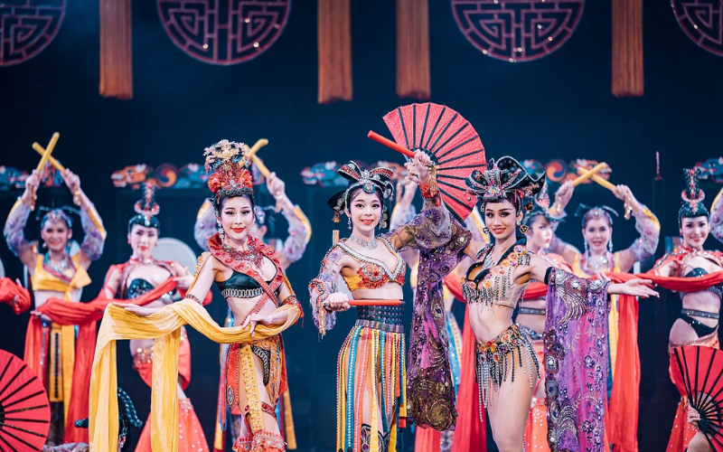 Simon Cabaret encanta com arte e cultura