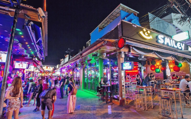 Vida noturna de Phuket é moderna e animada