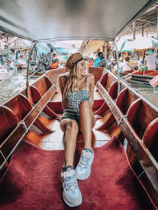 Bangkok encanta com mercados flutuantes animados