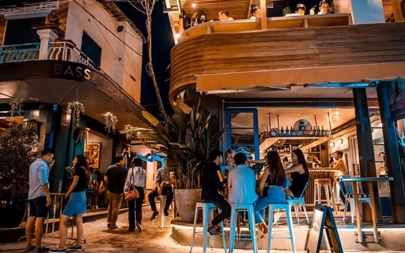 Bassac Lane vibra com música e vida noturna urbana