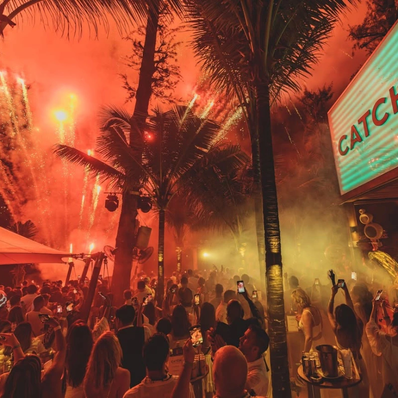 Catch Beach Club brinda à beira-mar com estilo