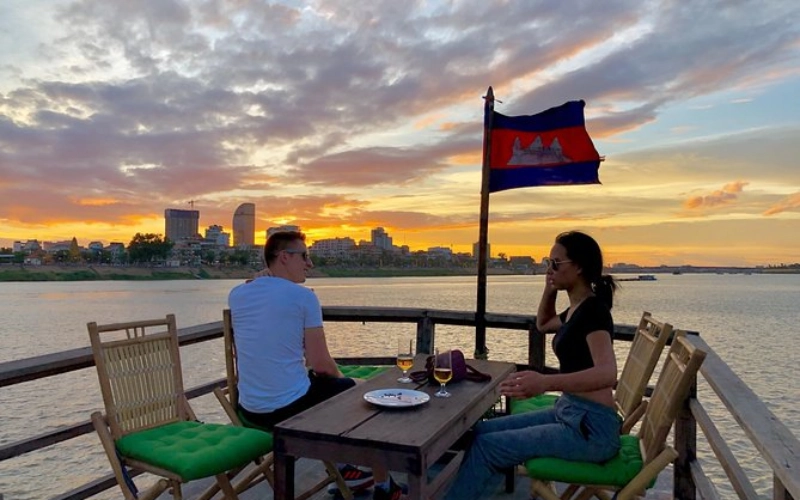 Cruzeiro ao pôr do sol une encanto e tranquilidade