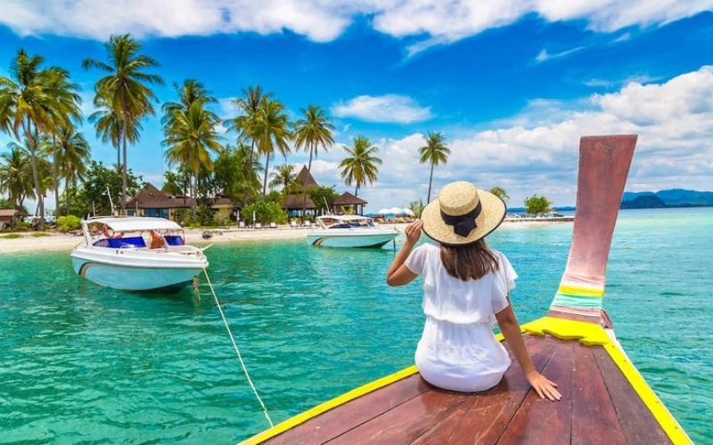 Visitantes relaxam em praias calmas e veem o pôr do sol