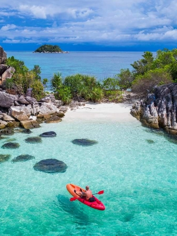 Visitantes curtem águas claras e praias brancas em Koh Lipe