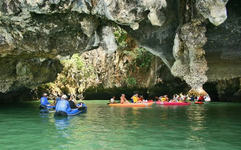 Explore cavernas e caiaque em lagoas de Koh Panak
