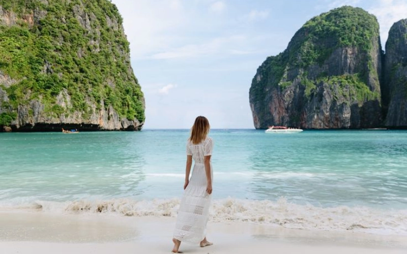 Admire as águas cristalinas de Koh Phi Phi