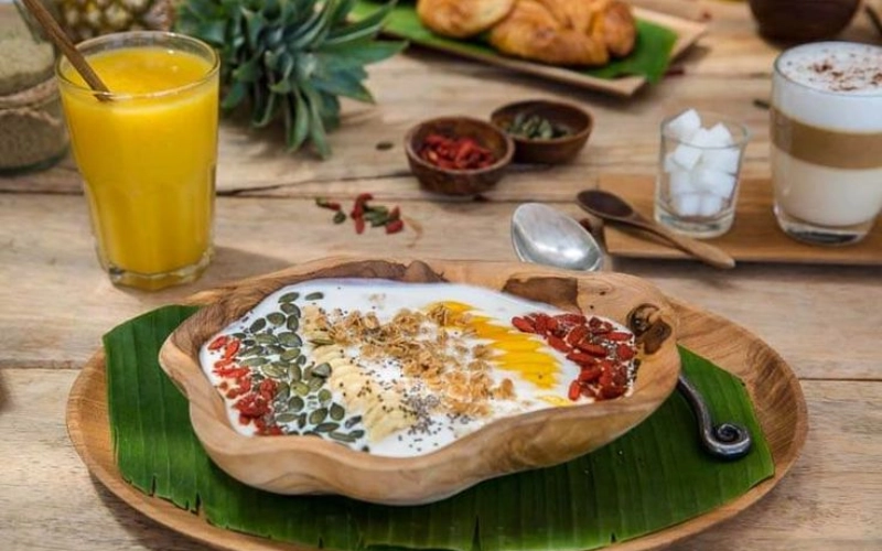 Visitantes saboreiam comida tailandesa e frutos do mar frescos em Koh Samui