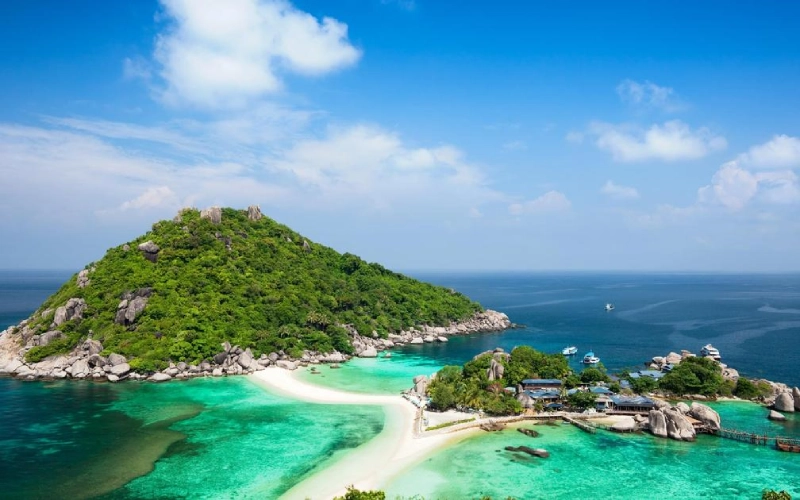 Visitantes aproveitam resorts luxuosos e vistas em Koh Samui