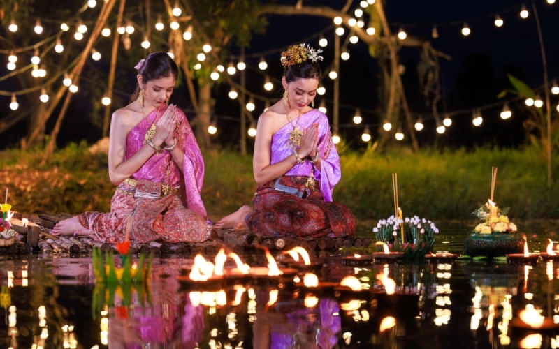 Loy Krathong celebra lanternas flutuantes na água