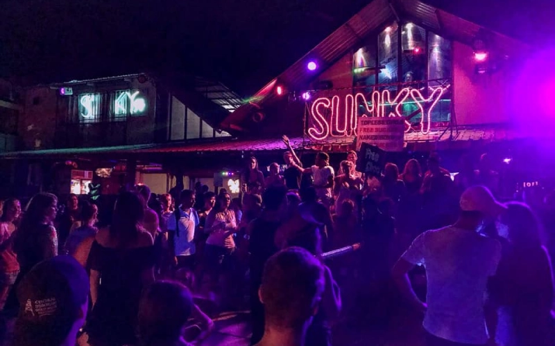 Praia vira pista sob o céu animado