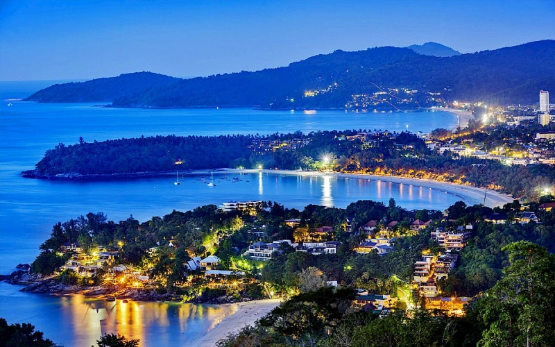 Mirante de Karon revela baías ao pôr do sol