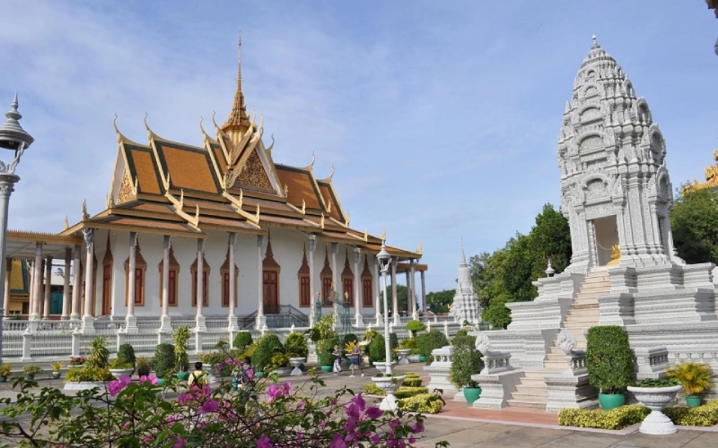 Pagoda de Prata encanta com seu brilho e tesouros