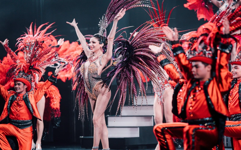 Simon Cabaret brilha com figurinos e dança ousada