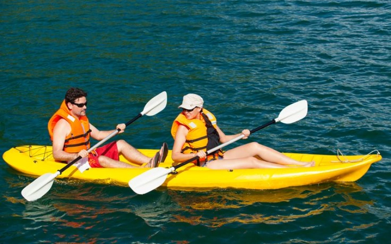 Visitantes exploram águas claras de Koh Muk com snorkel e caiaque
