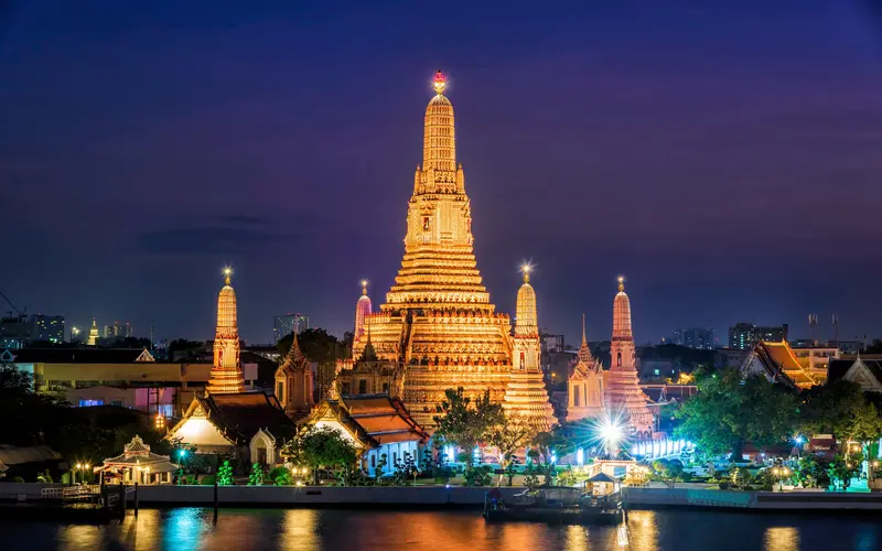 Wat Pho encanta com luz e calma após o entardecer