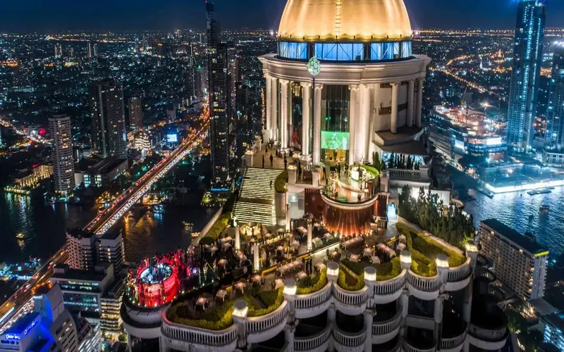 Curta a vista e o clima de cinema no Sky Bar Lebua