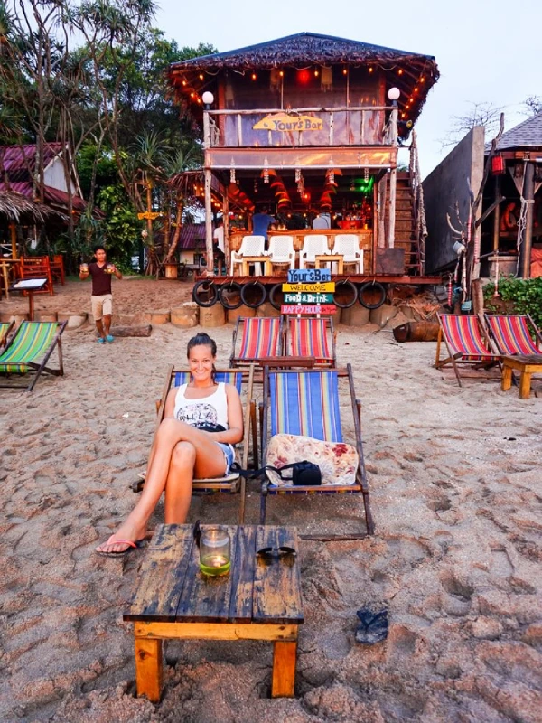 Visitantes curtem comida boa e vida noturna em Koh Lanta