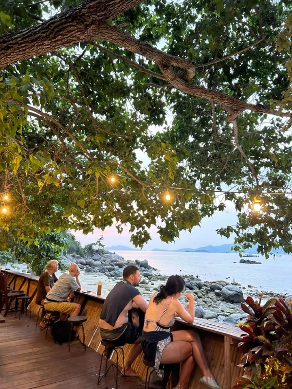 Visitantes saboreiam frutos do mar e curtem a noite em Koh Lipe