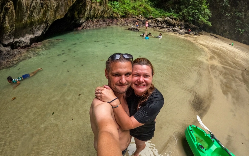 Visitantes nadam, snorkelam e relaxam à beira-mar