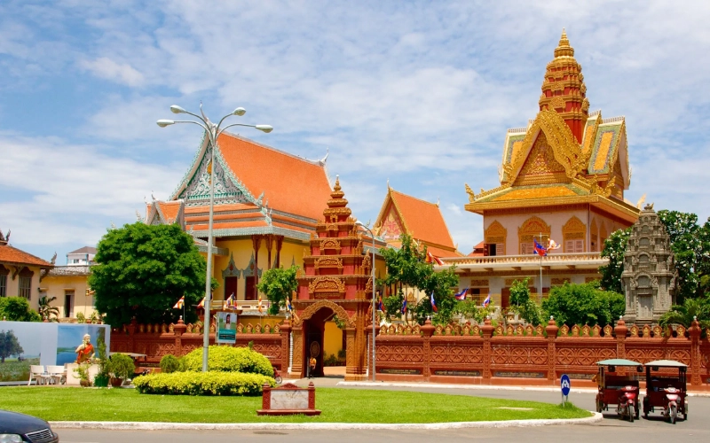 Wat Ounalom é o coração do budismo cambojano