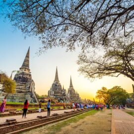 pôr do sol em Wat Phra Si Sanphet
