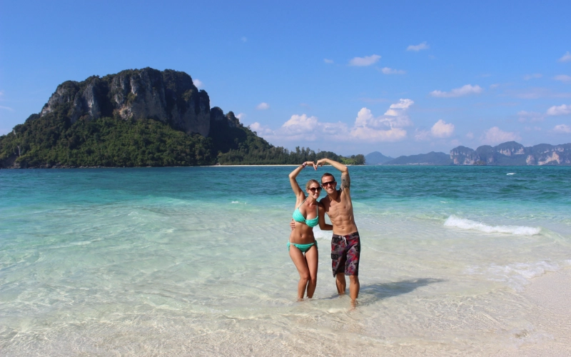 Ao Nang tem praia agitada e cheia de vida