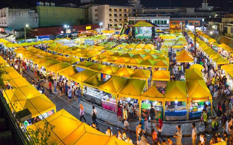 Explore o mercado noturno em Krabi