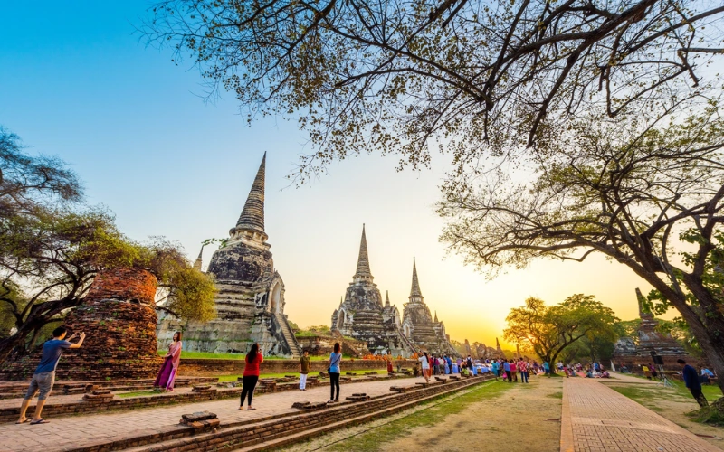 Fotografe três estupas ao amanhecer ou pôr do sol