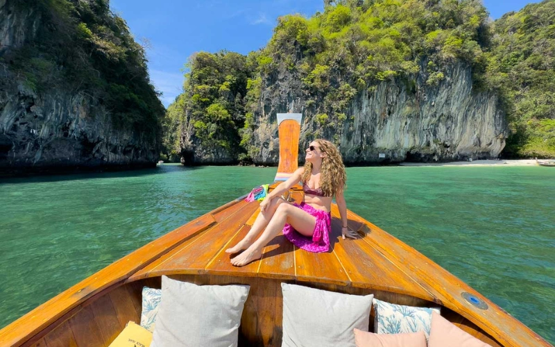 Koh Hong encanta com águas calmas e claras