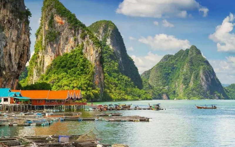 Paraíso com penhascos calcários e águas verdes
