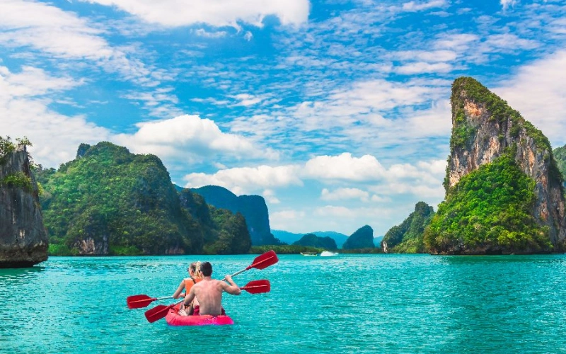 Phang Nga tem paredões que cortam o mar