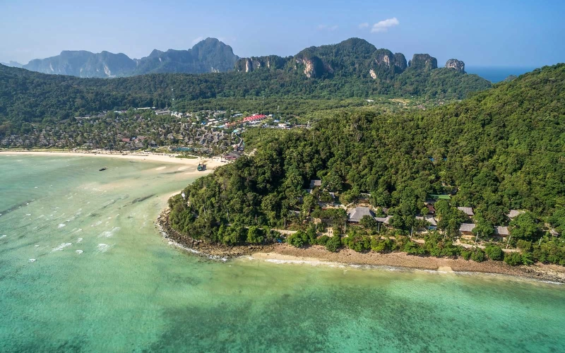 Loh Bagao encanta com colinas verdes e bangalôs à beira-mar
