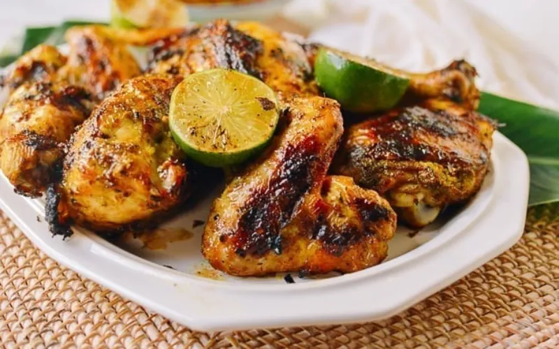 Tailandeses assam Gai Yang com especiarias fortes