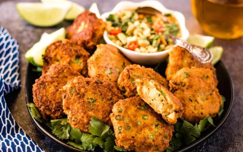 Tailandeses moldam Tod Man Pla com peixe e curry