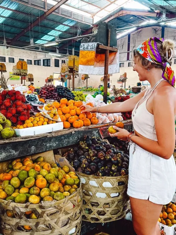 Tailandeses oferecem frutas tropicais suculentas