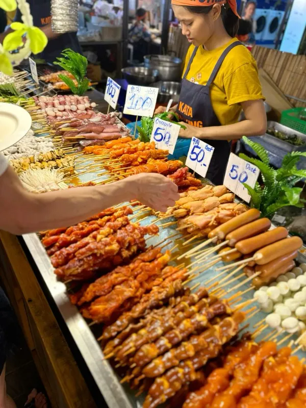 Tailandeses vendem comida de rua saborosa e barata