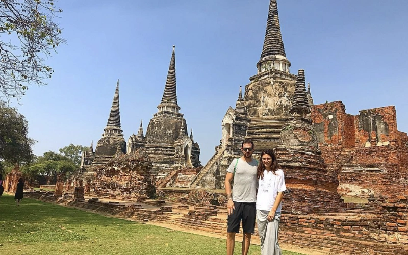 Três chedis centrais simbolizam poder e devoção